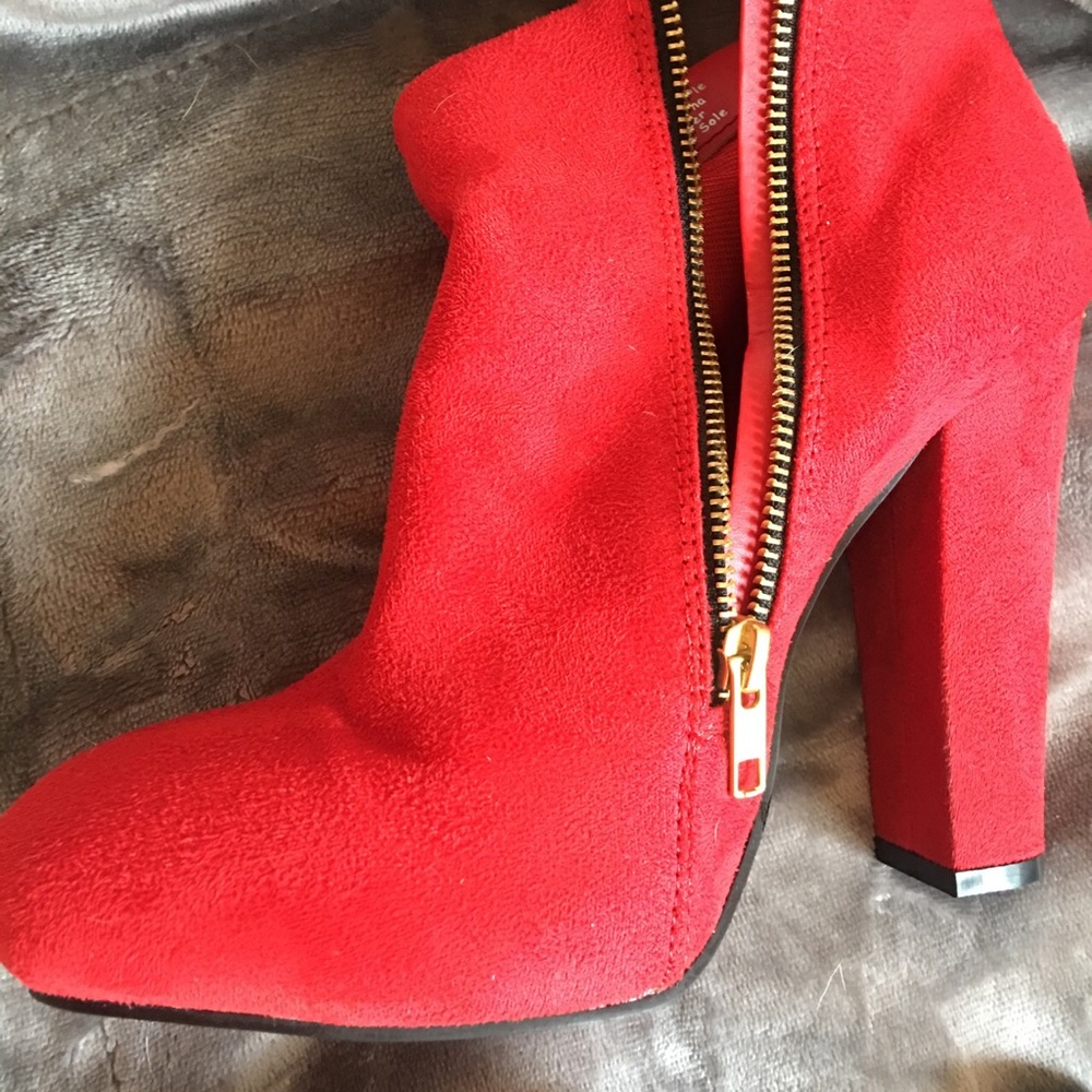 Red boots - Picture 2 of 3